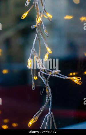 Gros plan de guirlande lumineuse décorative sur un arrière-plan flou et doux Banque D'Images