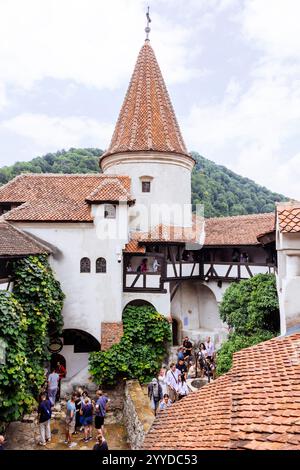 BRAN (ROUMANIE) - le château de Bran, niché au cœur des Carpates roumains, est une forteresse historique entourée de mystère et de légende. Banque D'Images