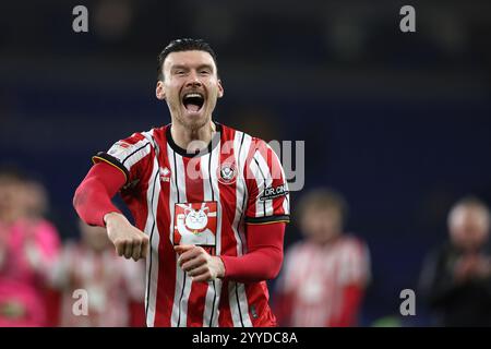 Cardiff, Royaume-Uni. 21 décembre 2024. Kieffer Moore de Sheffield Utd célèbre après le match. EFL Skybet championnat match, Cardiff City v Sheffield Utd au Cardiff City Stadium de Cardiff, pays de Galles, samedi 21 décembre 2024. Cette image ne peut être utilisée qu'à des fins éditoriales. Usage éditorial exclusif, photo par Andrew Orchard/Andrew Orchard photographie sportive/Alamy Live News crédit : Andrew Orchard photographie sportive/Alamy Live News Banque D'Images