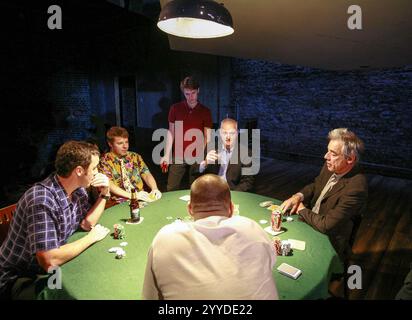 Dans le sens des aiguilles d'une montre de l'avant à gauche : Jay Simpson (Frankie), Stephen Wright (Mugsy), Samuel Barnett (Carl), Malcolm Sinclair (Stephen), Roger Lloyd Pack (Ash), Ross Boatman (Sweeney - retour à la caméra) dans DEALER'S CHOICE par Patrick Marber à la chocolaterie Menier, Londres SE1 03/10/2007 design : Tom Piper éclairage : Neil Austin réalisateur : Samuel West Banque D'Images
