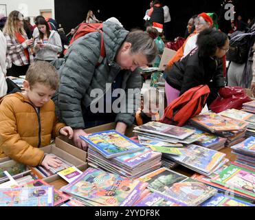 Racine, Wisconsin, États-Unis. 21 décembre 2024. Julia Burney WitherspoonÃs 22e édition annuelle de Cops Ãn Kids Book Giveaway a lieu le samedi 21 décembre 2024 à Julian Thomas School à racine, Wisconsin. Witherspoon prend sa retraite, et cela a été facturé comme événement final Cops Ãn Kids. Witherspoon a fondé le Cops Ãn Kids Reading Center en 1997 alors qu'elle était officier de police de racine. (Crédit image : © Mark Hertzberg/ZUMA Press Wire) USAGE ÉDITORIAL SEULEMENT! Non destiné à UN USAGE commercial ! Banque D'Images