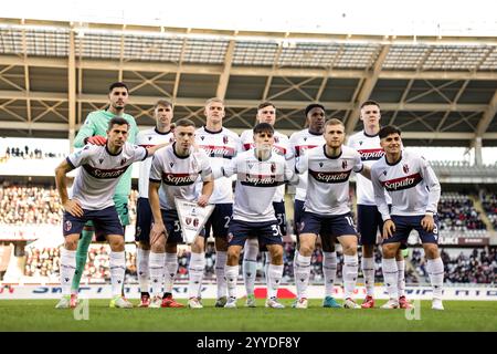 Turin, Italie. 21 décembre 2024. Le FC de Bologne débutant onze lignes pour une photo d'équipe avant le coup d'envoi, rangée arrière ( de gauche à droite ) ; Federico Ravaglia, Juan Miranda, Jens Odgaard, Sam Beukema, Jhon Lucumi et Emil Holm, première rangée ( de gauche à droite ) ; Remo Freuler, Lewis Ferguson, Benjamin Dominguez, Tommaso Pobega et Santiago Castro, dans le match de Serie A au Stadio Grande Torino, Turin. Le crédit photo devrait se lire : Jonathan Moscrop/Sportimage crédit : Sportimage Ltd/Alamy Live News Banque D'Images