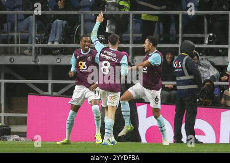 Burnley, Royaume-Uni. 21 décembre 2024. Josh Brownhill de Burnley (8) célèbre avec ses coéquipiers après avoir marqué le 2e but de son équipe. EFL Skybet Championship match, Burnley v Watford au Turf Moor à Burnley, Lancashire le samedi 21 décembre 2024. Cette image ne peut être utilisée qu'à des fins éditoriales. Usage éditorial exclusif.photo par Chris Stading/Andrew Orchard photographie sportive/Alamy Live News crédit : Andrew Orchard photographie sportive/Alamy Live News Banque D'Images