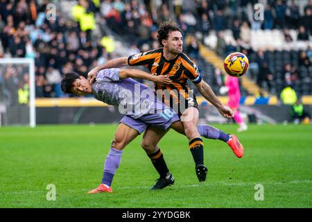 HULL, ROYAUME-UNI. 21 décembre 2024. EFL Championship Football League : Hull City AFC contre Swansea City. EOM Ji Sung de Swansea City et Lewie Coyle de Hull City s'emmêlent dans le milieu de terrain. Crédit Paul Whitehurst/Alamy Live News Banque D'Images