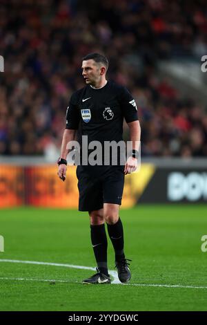 21 décembre 2024 ; Gtech Community Stadium, Brentford, Londres, Angleterre; premier League Football, Brentford contre Nottingham Forest ; arbitre Michael Oliver Banque D'Images