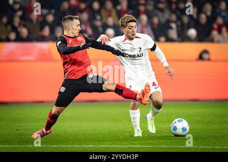 Alejandro Grimaldo (Bayer 04 Leverkusen, 20) bloquent Ritsu Doan (SC Freiburg, 42) ; Bayer 04 Leverkusen - SC Freiburg an Spieltag 15 der 1. Fu?ball-Bundesliga AM 21.12.2024 in der BayArena à Leverkusen. DIE DFL-VORSCHRIFTEN VERBIETEN JEDE VERWENDUNG VON FOTOS ALS BILDSEQUENZEN UND/ODER QUASI-VIDÉO. Banque D'Images