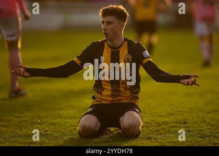 Callum Stewart de Leamington se plaint d'une faute lors du match de la National League North entre Leamington et Curzon Ashton Banque D'Images