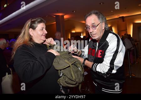 30 Jahre Weihnachten mit Frank Zander Hugo Egon Balder zum 30 TEN Jubilaeum von Frank Zander, Marcus Zander Weihnachten mit Frank & Familie Estrel Covention Center Berlin, AM 21.12.2024 *** 30 ans de Noël avec Frank Zander Hugo Egon Balder sur le 30e anniversaire de Frank Zander, Marcus Zander Noël avec Frank Family Estrel Covention Center Berlin, le 21 12 2024 Photopress Mueller Banque D'Images