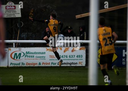 Callum Stewart de Leamington célèbre son premier but du match lors du match de la Ligue nationale du Nord entre Leamington et Curzon Ashton Banque D'Images