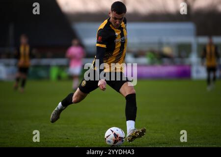 Henry Landers de Leamington joue le ballon lors du match de la National League North entre Leamington et Curzon Ashton Banque D'Images