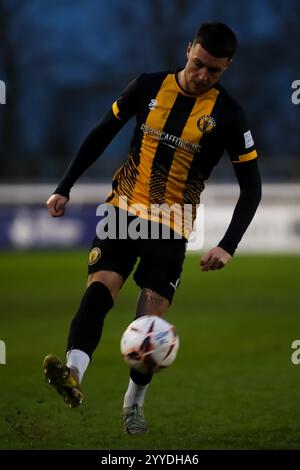 Henry Landers de Leamington lance la balle à travers un trou lors du match de la National League North entre Leamington et Curzon Ashton Banque D'Images