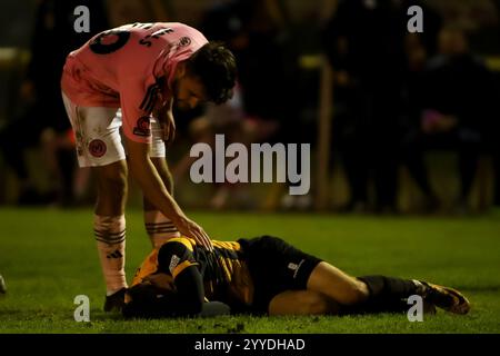 Stefan Mols de Curzon Ashton vérifie Callum Stewart de Leamington lors du match de la National League North entre Leamington et Curzon Ashton Banque D'Images