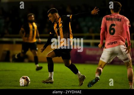 Henry Landers du Leamington FC prend un tir lors du match de la National League North entre Leamington et Curzon Ashton Banque D'Images