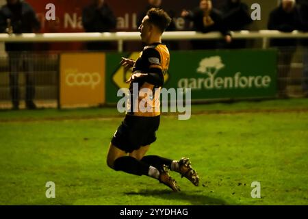 Callum Stewart célèbre un de ses buts avec une glissade au genou lors du match de la Ligue nationale du Nord entre Leamington et Curzon Ashton Banque D'Images