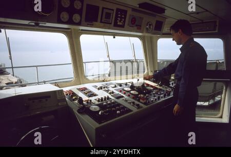 Première Guerre du Golfe : 20 mars 1991 Un deuxième officier aux contrôles sur le pont de RFA Sir Galahad (L3005) pendant les opérations de déminage dans le golfe Persique. Banque D'Images