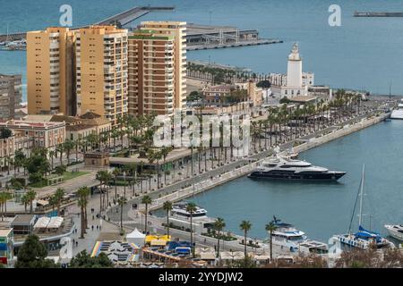 Le front de mer de Malaga avec des bateaux de luxe amarrés à proximité. Banque D'Images