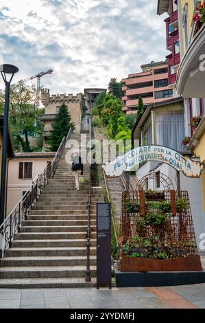 Lugano, Suisse- 20 septembre 2024 : les marches qui descendent à côté de l'ancien funiculaire désaffecté de Lugano dans la ville de Lugano Banque D'Images