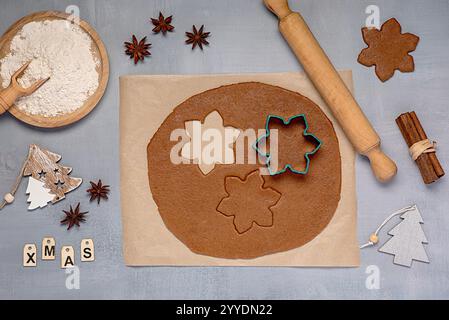 Photographie de fond de pâte à pain d'épices, biscuits, biscuits, moules, rouleau à pâtisserie; décorations de Noël, pâtisserie, dessert, farine, cannelle et anis, Banque D'Images