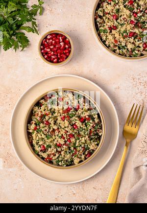 Photographie alimentaire de tabouleh salade avec grenade, boulgour ; persil, menthe, tomate, oignon de printemps, plat végétalien, cuisine arabe Banque D'Images