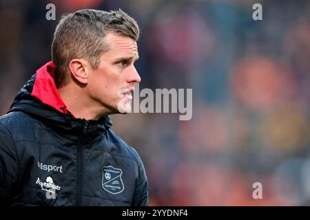 Unterhaching, Deutschland. 21 décembre 2024. Entraîneur Sven Bender (Unterhaching) Einzelbild, Aktion, action, 21.12.2024, Unterhaching (Deutschland), Fussball, 3. LIGA, SPVGG UNTERHACHING - SG DYNAMO DRESDEN, DFB/DFL RÉGLEMENTATIONS INTERDISENT TOUTE UTILISATION DE PHOTOGRAPHIES COMME SÉQUENCES D'IMAGES ET/OU QUASI-VIDÉO. Crédit : dpa/Alamy Live News Banque D'Images