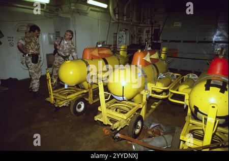 Première Guerre du Golfe : 20 mars 1991 Un lieutenant commandant de la Royal Navy explique un sous-marin de déminage télécommandé PAP (poisson Auto-propulsion) (RCMDV MK2) dans la soute de RFA Sir Galahad (L3005) pendant les opérations de déminage dans le golfe Persique. Banque D'Images