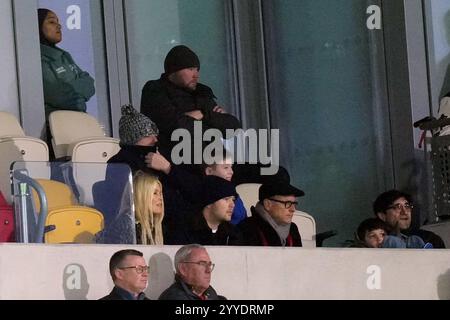 Claudia Schiffer dans les tribunes regardant aux côtés de son mari Matthew Vaughn (au centre à droite) le match de premier League au Gtech Community Stadium de Londres. Date de la photo : samedi 21 décembre 2024. Banque D'Images