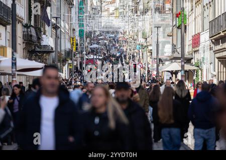 Une foule de gens vus sur la rue Santa Catarina. Des milliers de résidents de Porto et de touristes choisissent Rua de Santa Catarina, l'une des rues les plus fréquentées de la ville de Porto, pour faire leurs derniers achats de Noël à Porto, au Portugal. Banque D'Images
