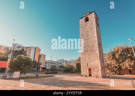 La Tour de l'horloge (Sahat Kula) dans la vieille ville de Podgorica, Monténégro est un monument historique, debout comme un symbole du passé de la ville, entouré par aut Banque D'Images