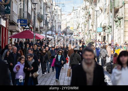 Porto, Portugal. 19 décembre 2024. Une foule de gens vus sur la rue Santa Catarina. Des milliers de résidents de Porto et de touristes choisissent Rua de Santa Catarina, l'une des rues les plus fréquentées de la ville de Porto, pour faire leurs derniers achats de Noël à Porto, au Portugal. (Crédit image : © Telmo Pinto/SOPA images via ZUMA Press Wire) USAGE ÉDITORIAL SEULEMENT! Non destiné à UN USAGE commercial ! Banque D'Images