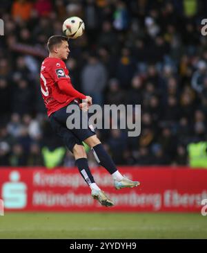 Unterhaching, Deutschland. 21 décembre 2024. Unterhaching, Deutschland, 21. Dezember 2024 : Fussball, Herren, 3.Liga, saison 2024/2025, SpVgg Unterhaching - SG Dynamo Dresden, Uhlsportpark Sebastian Maier (SpVgg Unterhaching) springt zu einem Kopfball Hoch, Ball, Einzelaktion, Freisteller, Ganzkörperaufnahme les règlements DFB interdisent toute utilisation de photographies comme séquences d'images et/ou quasi-vidéo crédit : dpa/Alamy Live News Banque D'Images