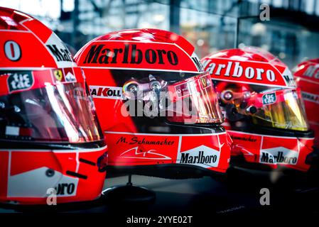 Collection privée Michael Schumacher avec voitures, casques, salopettes et pièces personnelles uniques au MOTORWORLD Cologne (Allemagne). Banque D'Images