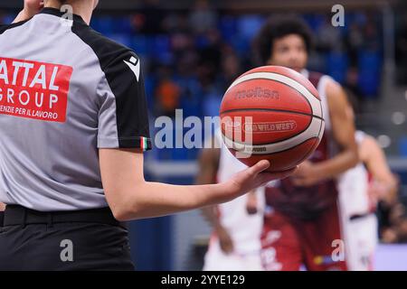 Milan, Italie. 21 décembre 2024. Arbitre et basket-ball LNP lors du Wegreenit Urania Milano vs HDL Nardo basket, match italien de basket-ball Serie A2 hommes à Milan, Italie, 21 décembre 2024 crédit : Agence photo indépendante/Alamy Live News Banque D'Images