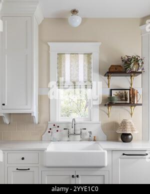 Coin lavabo dans la cuisine avec dosseret en marbre derrière le robinet Banque D'Images