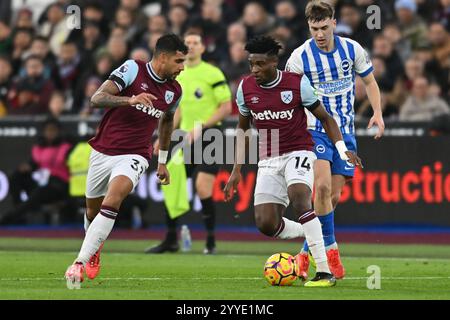 Mohammed Kudus (14 West Ham) contrôle le ballon lors du match de premier League entre West Ham United et Brighton et Hove Albion au London Stadium de Stratford le samedi 21 décembre 2024. (Photo : Kevin Hodgson | mi News) crédit : MI News & Sport /Alamy Live News Banque D'Images