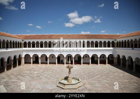 La cour de la faculté de droit de l'universidad Mayor Real y pontificia San Francisco Xavier de Chuquisaca (Université royale et pontificale de San Francisco Xavier de Chuquisaca) est illustrée. Cette faculté de droit est la deuxième plus ancienne université d'Amérique du Sud. Il a formé l'élite coloniale avant de devenir le berceau des idées contestées. Banque D'Images