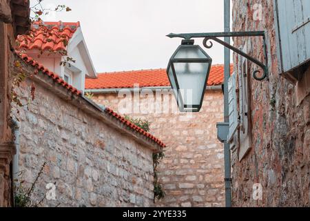 Lampadaire suspendu pour éclairer l'étroite ruelle en pierre dans la vieille ville européenne Banque D'Images