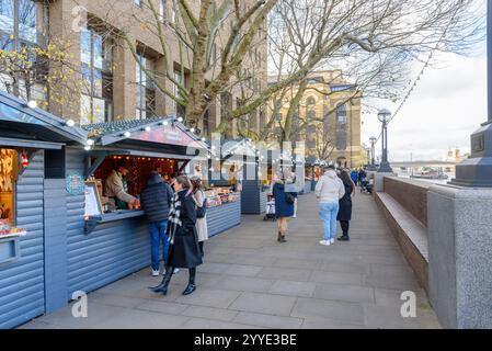 Londres, Royaume-Uni - 3 décembre 2024 : marché de Chstmas sur la rive de la Tamise à London Bridge City, sur la rive sud de la Tamise. Banque D'Images