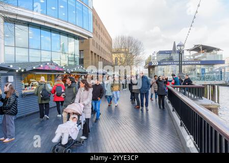 Londres, Royaume-Uni - décembre 3,2024 : les gens à un marché de Noël sur la rive sud de la Tamise à London Bridge Citty Banque D'Images