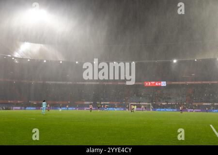 Rotterdam, pays-Bas. 21 décembre 2024. ROTTERDAM, PAYS-BAS - 21 DÉCEMBRE : fortes précipitations lors du match Néerlandais Azerion Women's Eredivisie entre Feyenoord et PSV au Stadion Feyenoord le 21 décembre 2024 à Rotterdam, pays-Bas. (Photo de Leiting Gao/Orange Pictures) crédit : Orange pics BV/Alamy Live News Banque D'Images