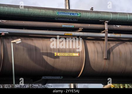 Canalisations pour le chauffage urbain, le gaz de cokerie, le gaz de haut fourneau, sur le site de ThyssenKrupp Steel à Duisburg Marxloh, Rhénanie du Nord-Westphalie, Allemagne, Banque D'Images