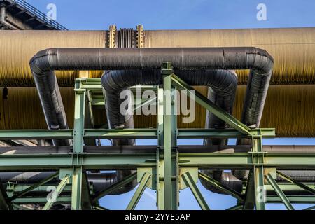 Coudes d'expansion, pipelines pour le chauffage urbain, gaz de haut fourneau, sur le site ThyssenKrupp Steel à Duisburg Marxloh, Rhénanie du Nord-Westphalie, Allemagne Banque D'Images