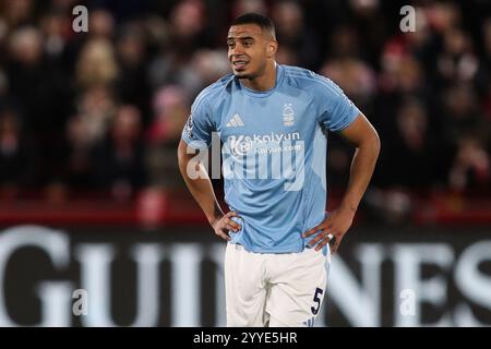 Londres, Royaume-Uni. 21 décembre 2024. Murillo de Nottingham Forest pendant le match de premier League Brentford vs Nottingham Forest au Gtech Community Stadium, Londres, Royaume-Uni, 21 décembre 2024 (photo par Gareth Evans/News images) à Londres, Royaume-Uni le 21/12/2024. (Photo de Gareth Evans/News images/SIPA USA) crédit : SIPA USA/Alamy Live News Banque D'Images