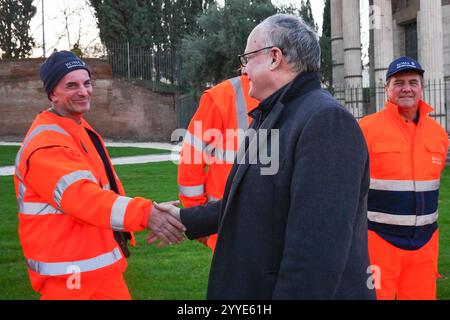 21/12/2024 Rome, le jardin de la Piazza Bocca della Verità a été rouvert, après une importante intervention de réaménagement de la verdure et de restauration de la Fontana dei Tritoni par la Surintendance du Capitole. L’événement inaugural, avec le maire de Rome, Roberto Gualtieri, a également été suivi par la conseillère pour l’agriculture, l’environnement et le cycle des déchets, Sabrina Alfonsi. L'intervention, complétée par les ressources du PNRR, comprenait la restauration de la Fontana dei Tritoni, construite entre 1717 et 1719, sur ordre du pape Clément XI Albani (1700-1721). PS : la photo peut être utilisée en conformité Banque D'Images