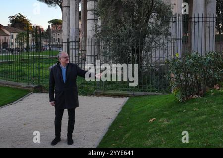 21/12/2024 Rome, le jardin de la Piazza Bocca della Verità a été rouvert, après une importante intervention de réaménagement de la verdure et de restauration de la Fontana dei Tritoni par la Surintendance du Capitole. L’événement inaugural, avec le maire de Rome, Roberto Gualtieri, a également été suivi par la conseillère pour l’agriculture, l’environnement et le cycle des déchets, Sabrina Alfonsi. L'intervention, complétée par les ressources du PNRR, comprenait la restauration de la Fontana dei Tritoni, construite entre 1717 et 1719, sur ordre du pape Clément XI Albani (1700-1721). PS : la photo peut être utilisée en conformité Banque D'Images