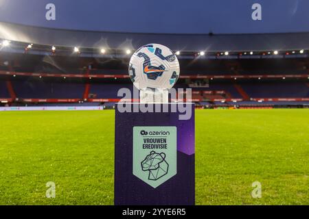 Rotterdam, pays-Bas. 21 décembre 2024. ROTTERDAM, PAYS-BAS - 21 DÉCEMBRE : le ballon lors du match Néerlandais Azerion Women's Eredivisie entre Feyenoord et PSV au Stadion Feyenoord le 21 décembre 2024 à Rotterdam, pays-Bas. (Photo de Leiting Gao/Orange Pictures) crédit : Orange pics BV/Alamy Live News Banque D'Images