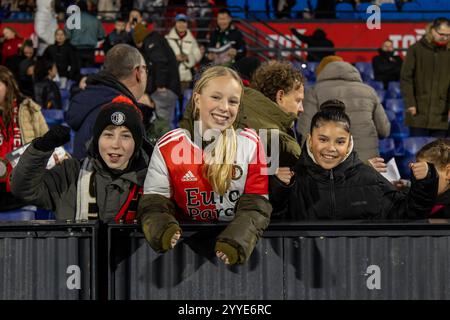 Rotterdam, pays-Bas. 21 décembre 2024. ROTTERDAM, PAYS-BAS - 21 DÉCEMBRE : les jeunes fans de Feyenoord se sont réjouis lors du match Eredivisie féminin d'Azerion entre Feyenoord et PSV au Stadion Feyenoord le 21 décembre 2024 à Rotterdam, pays-Bas. (Photo de Leiting Gao/Orange Pictures) crédit : Orange pics BV/Alamy Live News Banque D'Images