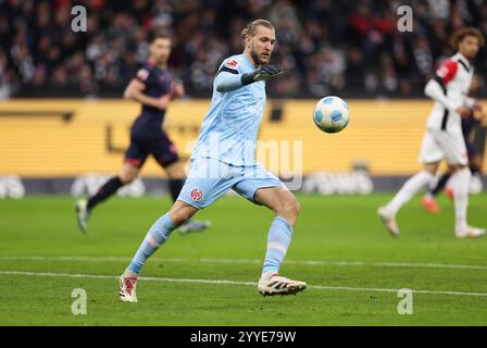 Francfort-sur-le-main, Allemagne. 21 décembre 2024. 21.12.2024, Fussball Bundesliga, Eintracht Francfort - 1. FSV Mainz 05, v.l., Torwart Robin Zentner (FSV Mainz 05) LES RÈGLEMENTS DFL/DFB INTERDISENT TOUTE UTILISATION DE PHOTOGRAPHIES COMME SÉQUENCES D'IMAGES ET/OU QUASI-VIDÉO. Crédit xdcx : dpa/Alamy Live News Banque D'Images