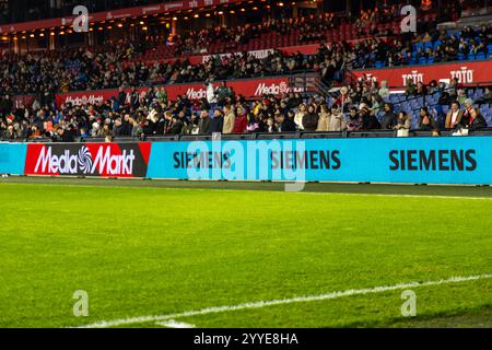 Rotterdam, pays-Bas. 21 décembre 2024. ROTTERDAM, PAYS-BAS - 21 DÉCEMBRE : bannière commerciale MediaMarkt et Siemens lors du match Néerlandais Azerion Women's Eredivisie entre Feyenoord et PSV au Stadion Feyenoord le 21 décembre 2024 à Rotterdam, pays-Bas. (Photo de Leiting Gao/Orange Pictures) crédit : Orange pics BV/Alamy Live News Banque D'Images