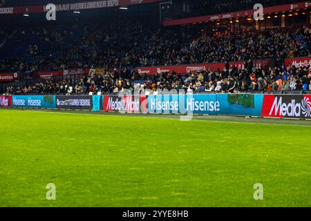 Rotterdam, pays-Bas. 21 décembre 2024. ROTTERDAM, PAYS-BAS - 21 DÉCEMBRE : bannière commerciale MediaMarkt et Hisense lors du match Néerlandais Azerion Women's Eredivisie entre Feyenoord et PSV au Stadion Feyenoord le 21 décembre 2024 à Rotterdam, pays-Bas. (Photo de Leiting Gao/Orange Pictures) crédit : Orange pics BV/Alamy Live News Banque D'Images