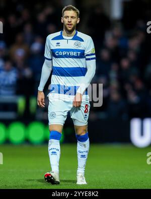 Sam Field des Queens Park Rangers regarde pendant le match du Sky Bet Championship Queens Park Rangers vs Preston North End à Matrade Loftus Road, Londres, Royaume-Uni, 21 décembre 2024 (photo par Izzy Poles/News images) Banque D'Images